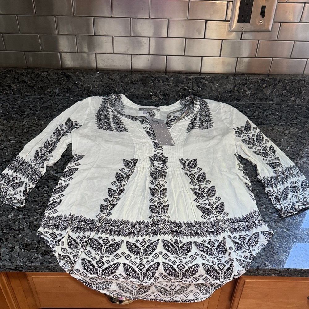 Daniel Rainn White and Black Top (Amely Split Neck Top)